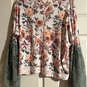 Medium Floral Lace Sleeve Top